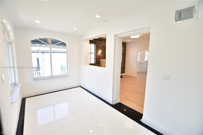 Building Photo - 3 br, 2 bath House - 2976 SW 16th St # 2976