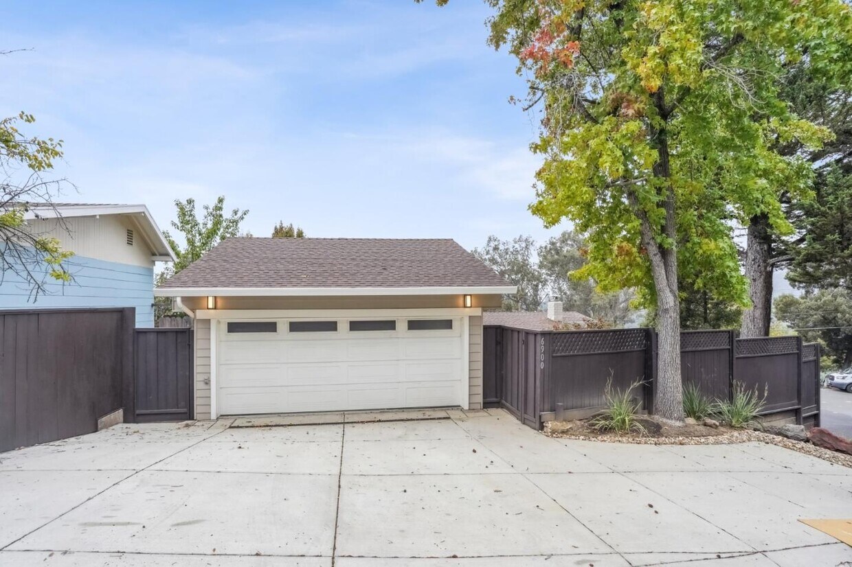 Primary Photo - 6900 Thornhill Dr