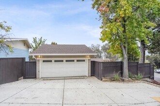 Building Photo - 6900 Thornhill Dr Building Photo - 6900 Thornhill Dr