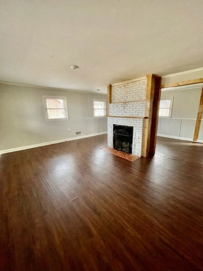 Foto del edificio - Adorable 3-bed 2-bath brick ranch, sitting on nearly a half acre lot, is located in Gastonia