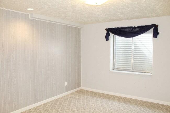 Basement Bedroom - 135 Apple Way