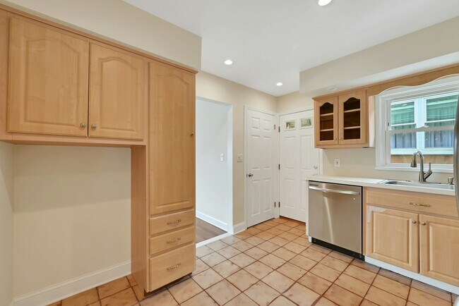 Building Photo - 126 Huber St