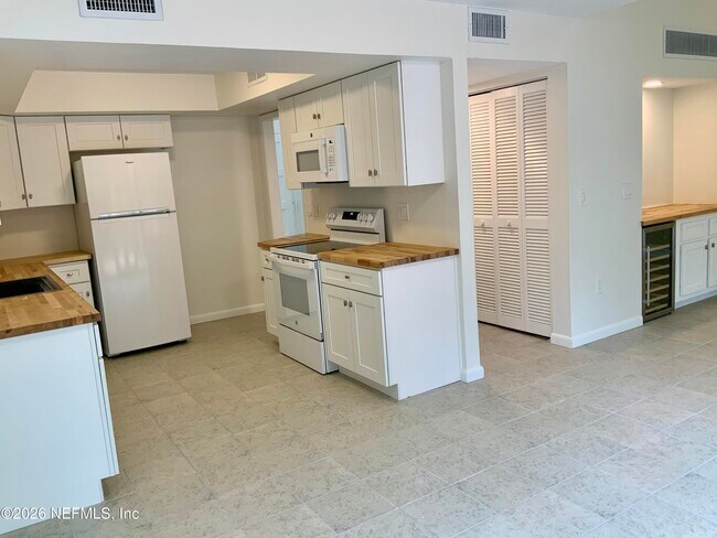 Foto del edificio - 9787 Sawgrass Dr E