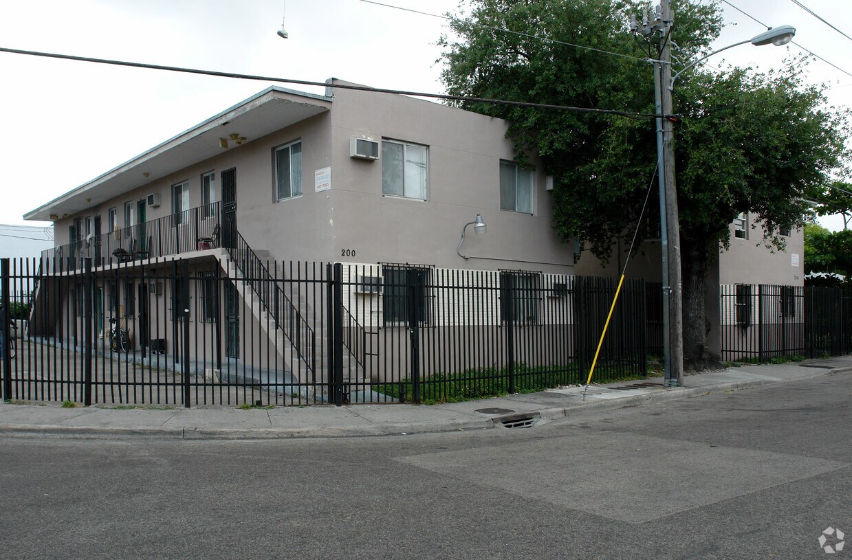 Primary Photo - 200-210 NW 17th St