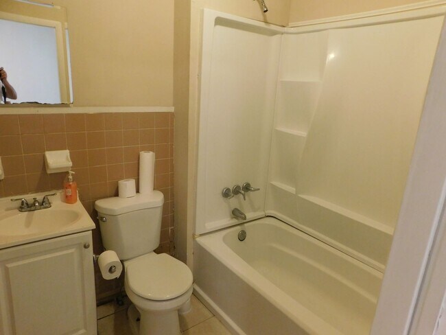 Foto del edificio - Three Bedroom 1 Bath on quiet street