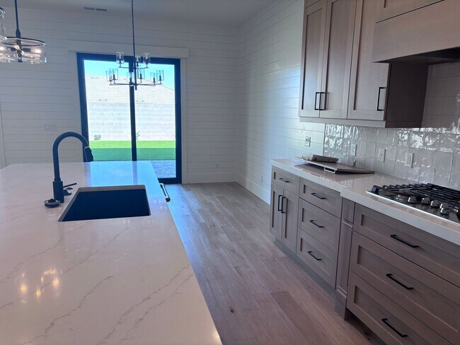 Foto del edificio - Brand New 6 Bed 4 bath home with built in ...