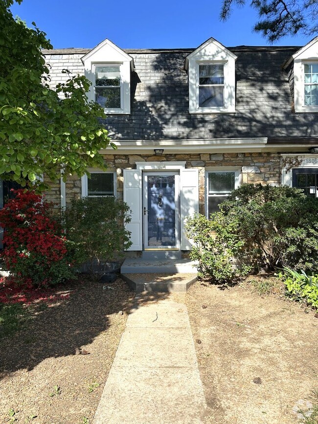 Building Photo - 1804 Leslie Ave