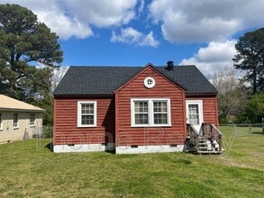 Building Photo - 2233 Oak Dr