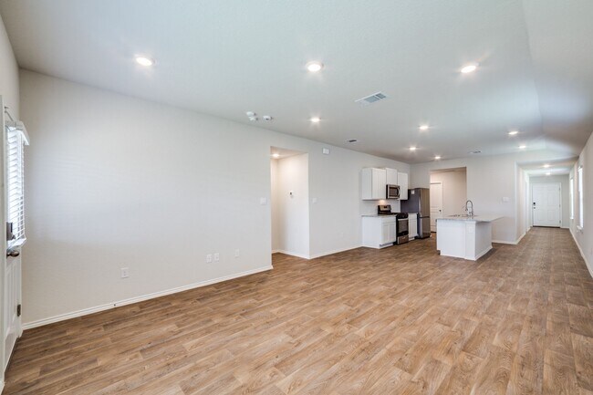 Building Photo - Beautiful 3-Bedroom, 2-Bathroom, Single St...