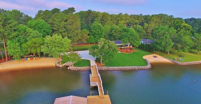 Building Photo - Lake Norman Breakaway