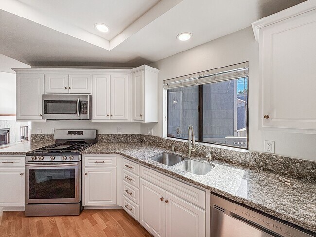 Foto del edificio - Stunning 2BD/2BA Condo in Scripps Ranch with Lake Miramar Views, In-Unit Laundry & Trail Access