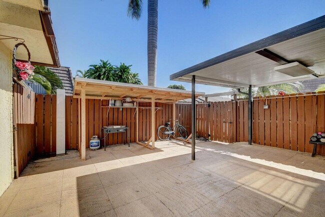 Building Photo - 562 Springdale Cir