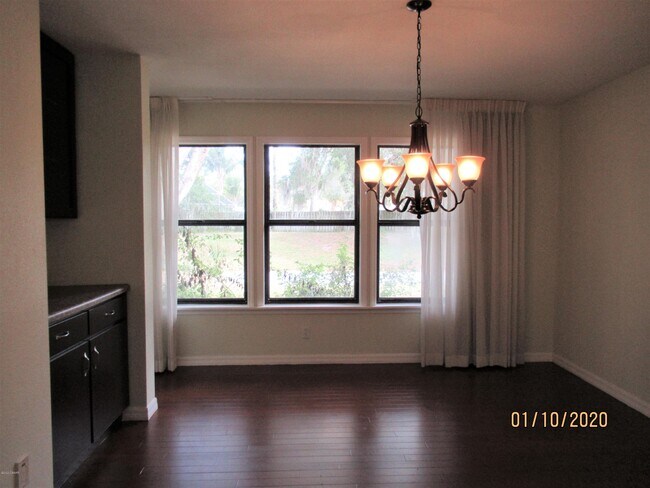 Foto del edificio - 300 River Bluff Dr