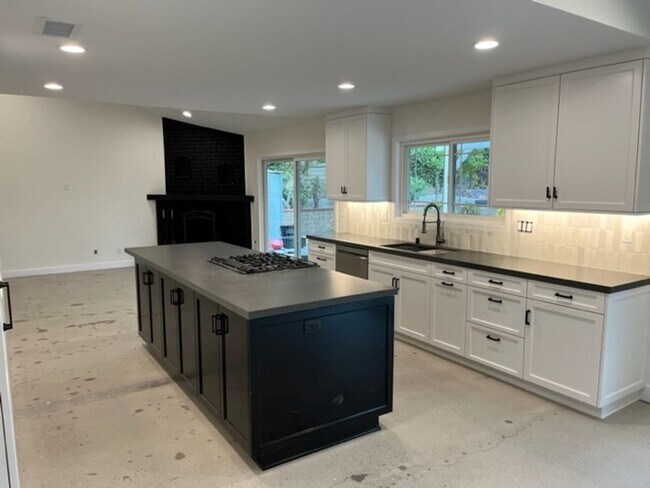 Building Photo - 3276 Valarie Ave