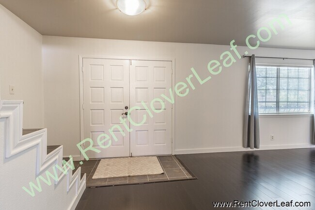 Foto del edificio - Available Now: Amazing two-story townhome