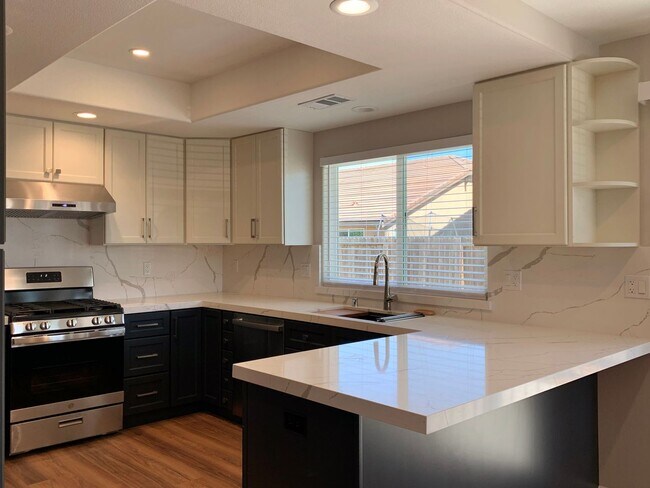 Building Photo - 900 Apricot Ln