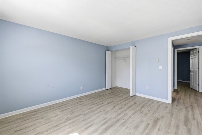 Building Photo - 8 Maple Crest Cir