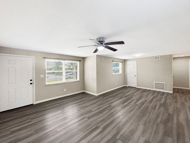 Foto del edificio - 122 Drew Ave