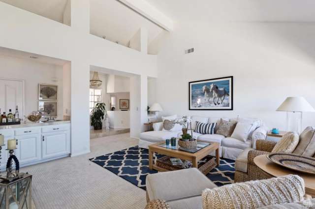 Living room w/fire place and wet bar - 1721 Pearl Way