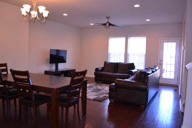 Building Photo - 1718 Beacon Ln