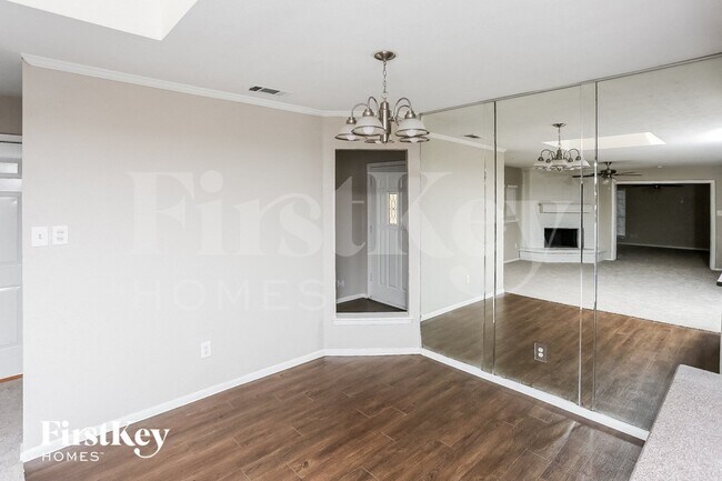 Building Photo - 5614 Sarasota Dr