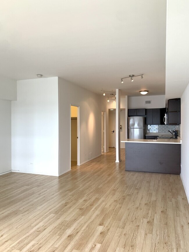 Building Photo - 175 E Delaware Pl