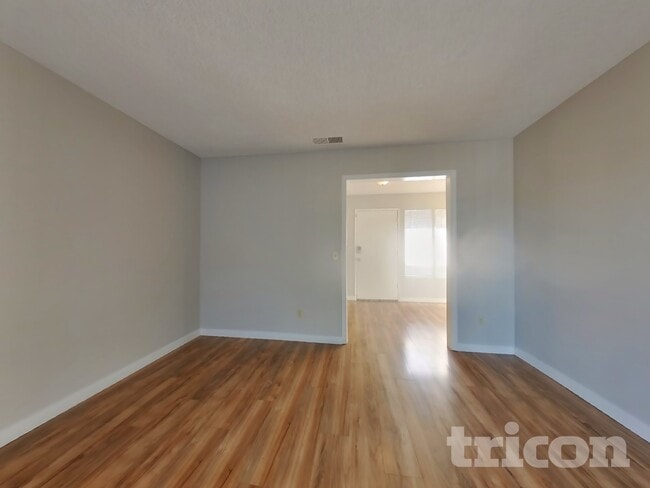 Building Photo - 1213 Essex Dr