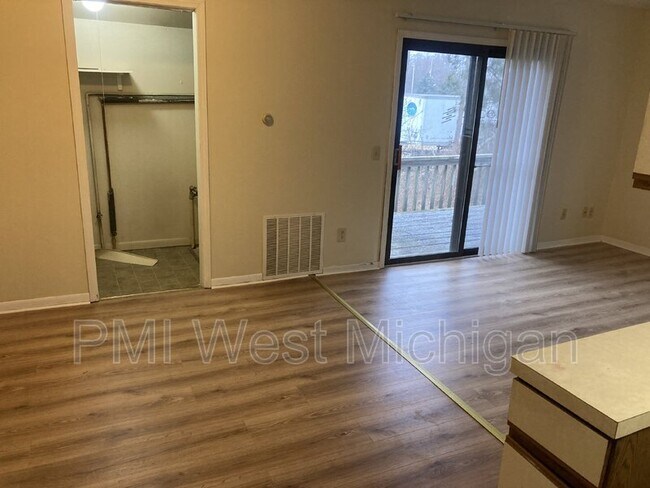 Building Photo - 6045 In the Pines Dr SE