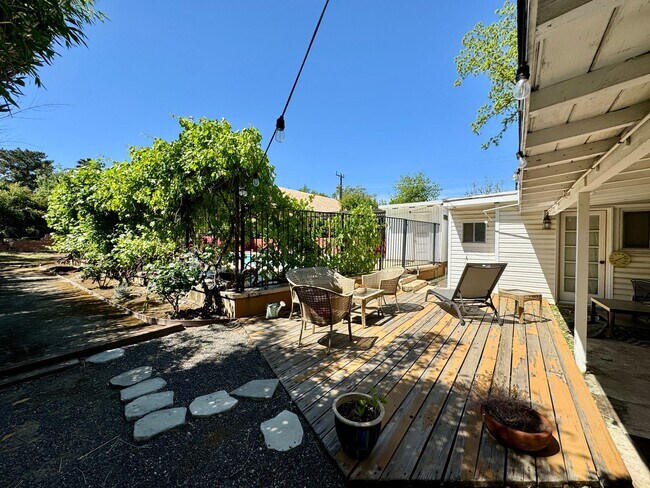 Building Photo - Charming Property Available in July!