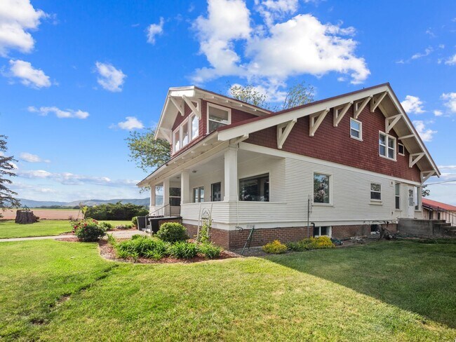 Foto del edificio - Beautiful craftsman style farmhouse outsid...