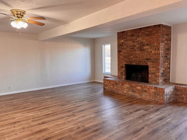 Foto del edificio - Adorable Mid Century Modern home on a corner lot!