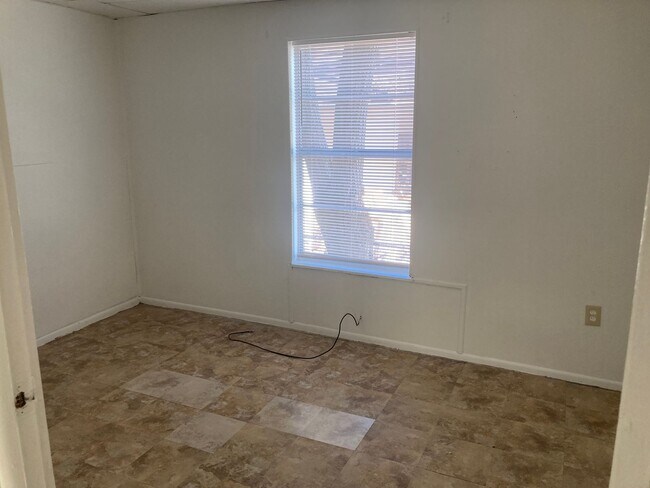 Foto del edificio - 3 bedroom 1 bath