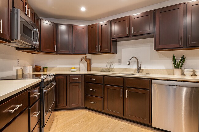 Building Photo - 1520 15th Ave E