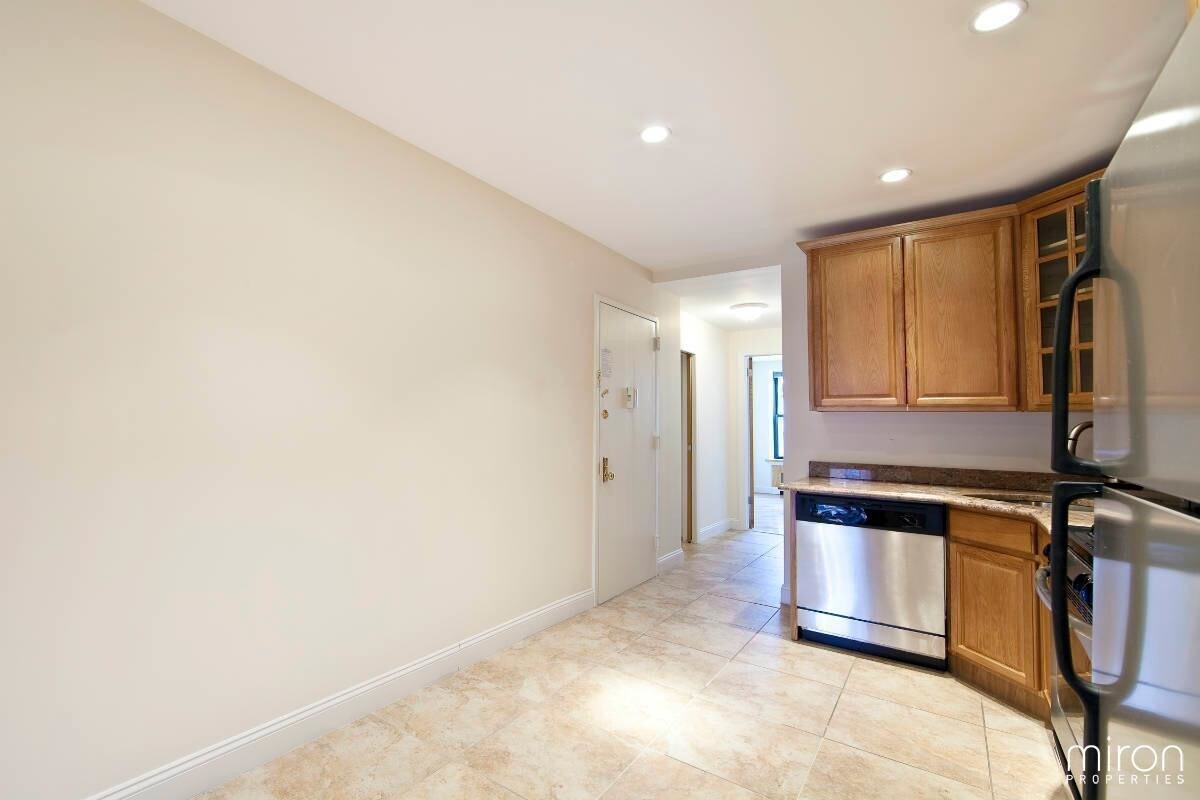 Primary Photo - 2244 1st Avenue