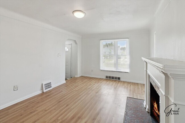 Foto del edificio - $1300 3 bedroom bungalow