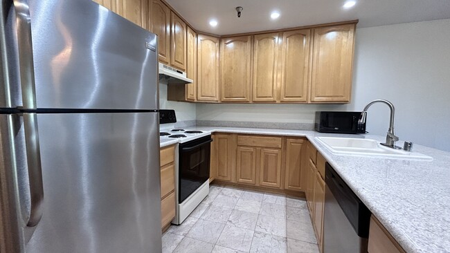 Kitchen has upgraded granite countertops - 725 Mariposa Ave