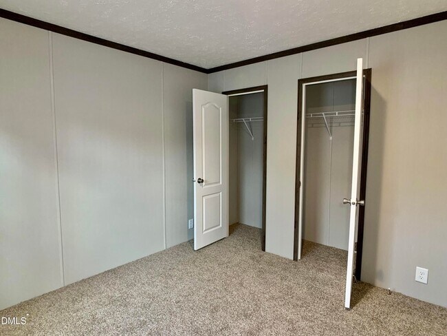 Building Photo - 553 Country Ln