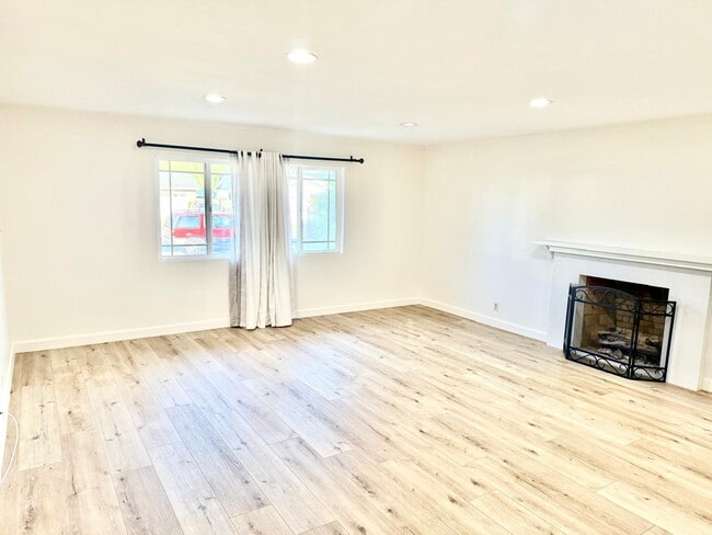 Building Photo - 2121 Mignon Way