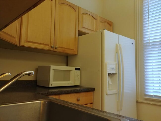 Building Photo - 982 N Randolph St