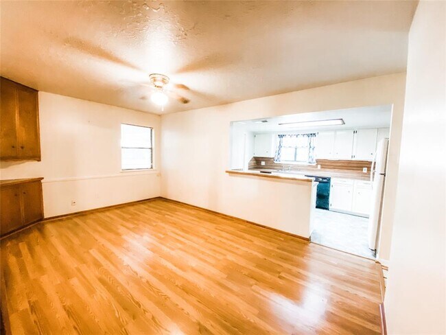 Building Photo - 3020 Bluebonnet Blvd