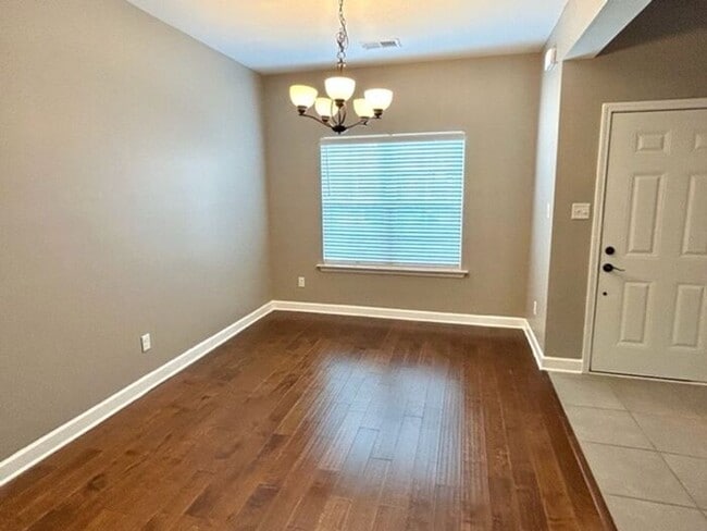 Foto del edificio - Now Leasing a 4 bedroom 2 bath home in May...