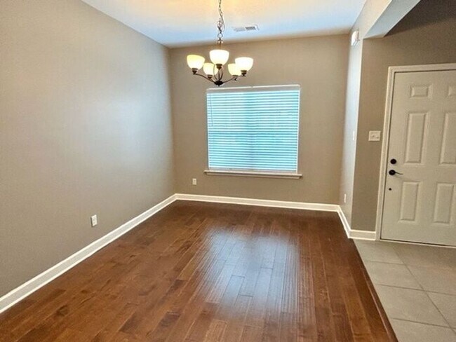 Foto del edificio - Now Leasing a 4 bedroom 2 bath home in Maywood