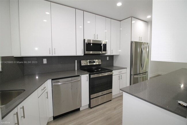 Building Photo - 3 br, 2.5 bath Townhome - 8340 SW 154th Ave