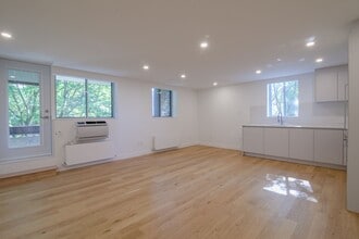 Building Photo - 4800 Maisonneuve Blvd W