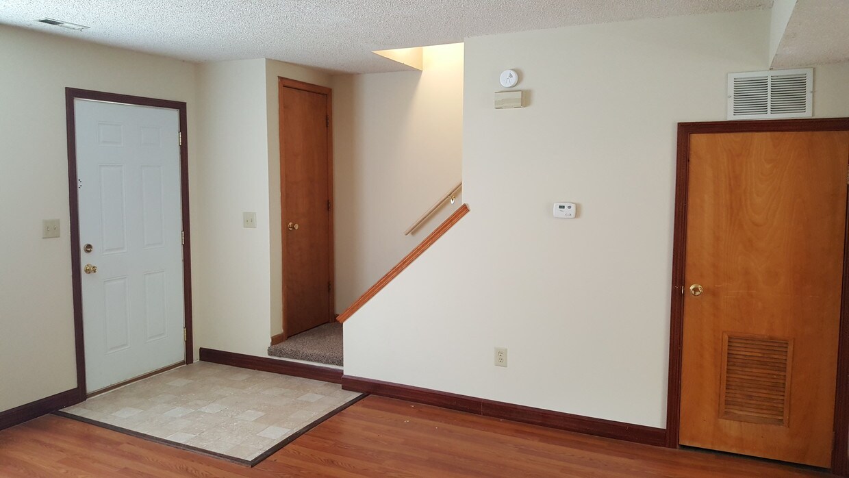 808 Foster Ln Unit 4, Warrensburg, MO 64093 Apartment for Rent in