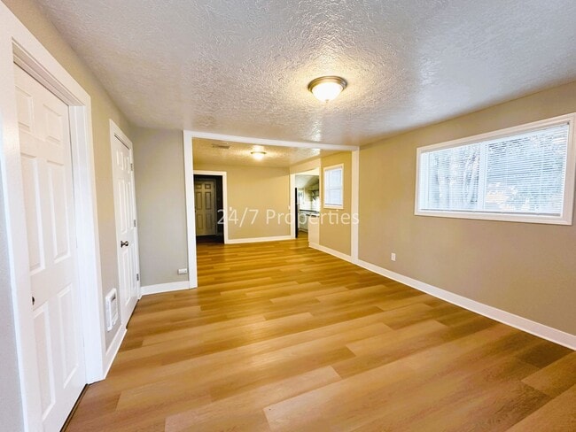 Building Photo - Charming 2 BD | 2 BA Home with A/C in Salem