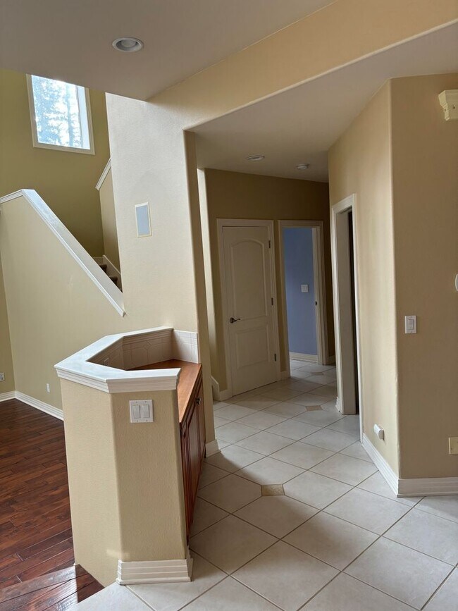Building Photo - Wonderful Spacious Home with Many Upgrades...