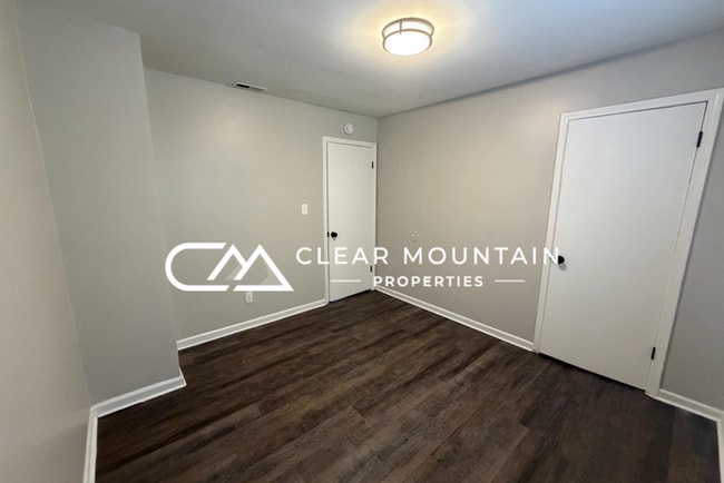 Building Photo - Renovated 2BR Apartment Near Downtown Greer