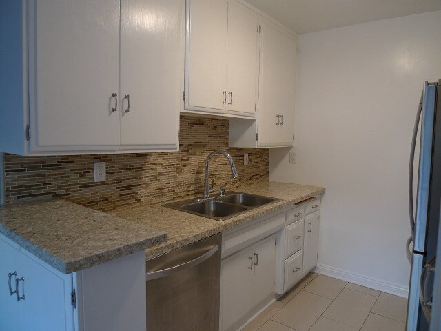 Building Photo - 12953 Moorpark St