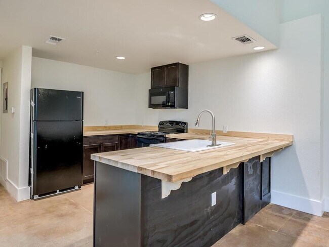 Building Photo - 110 S Main St